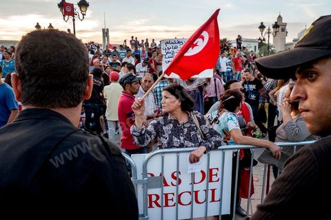 October 23, 2013: About a thousand protesters then gathered at Kasbah Square, in front of the Prime Minister’s Office, to apply pressure and demand the prime minister’s resignation, as agreed upon in the roadmap for the National Dialogue, which has been slow to get underway. Two years after Tunisia’s first free elections, several thousand protesters took to H. Bourguiba Avenue in Tunis to protest against the current government, call for the launch of the National Dialogue, and pay tribute to the political martyrs assassinated in recent months. The security situation and political tensions are at the heart of the Tunisians’ demands. The day was marked by the deaths of six more gendarmes at the hands of Salafists near Sidi Bouzid in central Tunisia. 