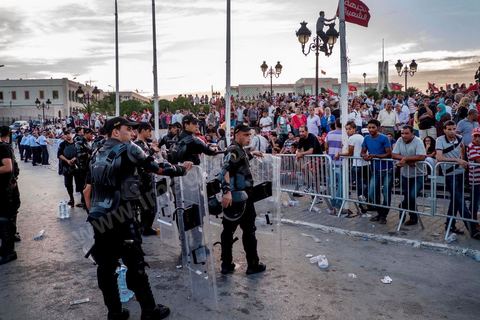 October 23, 2013: About a thousand protesters then gathered at Kasbah Square, in front of the Prime Minister’s Office, to apply pressure and demand the prime minister’s resignation, as agreed upon in the roadmap for the National Dialogue, which has been slow to get underway. Two years after Tunisia’s first free elections, several thousand protesters took to H. Bourguiba Avenue in Tunis to protest against the current government, call for the launch of the National Dialogue, and pay tribute to the political martyrs assassinated in recent months. The security situation and political tensions are at the heart of the Tunisians’ demands. The day was marked by the deaths of six more gendarmes at the hands of Salafists near Sidi Bouzid in central Tunisia. 