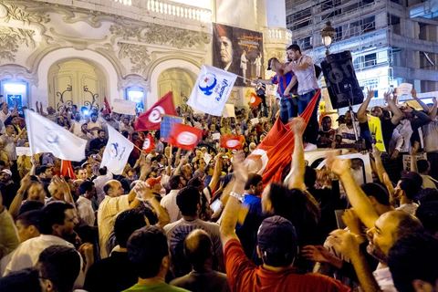 23 octobre 2013 : A 20h sur l'avneue de spartisansn du mouvement Ennahdha se rassemble pour une manifestation de protestation contre les actes terrorsites. deux ans après les premières éléctions libres en Tunisie, quelques milliers de manifestants sont descendus sur l'avenue H. Bourguiba à Tunis pour protester contre le gouvernement en place, pour le démarrage du dialogue national et en hommage aux martyrs politiques assasinés ces derniers mois. La situation sécuritaire et la tension politique sont au coeur des révendications des tunisiens. La journée sera marquée par la mort de six nouveaux gendarmes par  des salafistes près de Sidi Bouzid au centre de la Tunisie. 