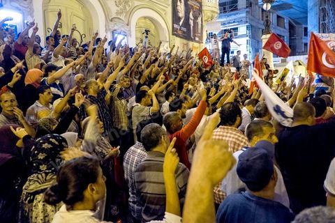 23 octobre 2013 : A 20h sur l'avneue de spartisansn du mouvement Ennahdha se rassemble pour une manifestation de protestation contre les actes terrorsites. deux ans après les premières éléctions libres en Tunisie, quelques milliers de manifestants sont descendus sur l'avenue H. Bourguiba à Tunis pour protester contre le gouvernement en place, pour le démarrage du dialogue national et en hommage aux martyrs politiques assasinés ces derniers mois. La situation sécuritaire et la tension politique sont au coeur des révendications des tunisiens. La journée sera marquée par la mort de six nouveaux gendarmes par  des salafistes près de Sidi Bouzid au centre de la Tunisie. 