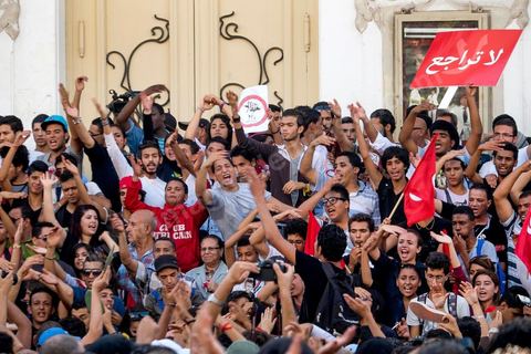 October 23, 2013: Two years after Tunisia’s first free elections, several thousand protesters took to H. Bourguiba Avenue in Tunis to protest against the current government, call for the launch of a national dialogue, and pay tribute to the political martyrs assassinated in recent months. The security situation and political tensions are at the heart of the Tunisians’ demands. The day was marked by the deaths of six more gendarmes at the hands of Salafists near Sidi Bouzid in central Tunisia. 