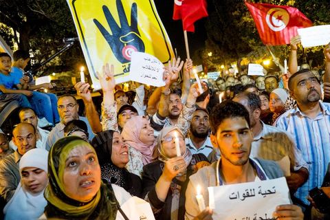 24 octobre 2013 : Manifestation d'un peu plus d'un millier de partisans du parti islamiste au pouvoir Ennahdha sur l'avenue Bourguiba à Tunis en hommage aux martyrs, en soutien à son parti dans cette période de crise politique et de démarrage difficile du dialogue national. Le lendemain, Ali Larayedh, Premier Ministre se déclare démissionnaire et le Dialogue national s'engage dans l'espoir d'aboutir à un consensus politique national.