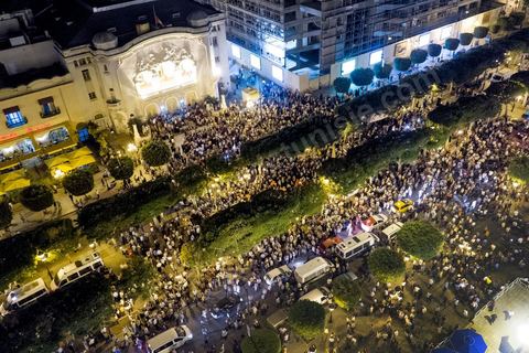24 octobre 2013 : Manifestation d'un peu plus d'un millier de partisans du parti islamiste au pouvoir Ennahdha sur l'avenue Bourguiba à Tunis en hommage aux martyrs, en soutien à son parti dans cette période de crise politique et de démarrage difficile du dialogue national. Le lendemain, Ali Larayedh, Premier Ministre se déclare démissionnaire et le Dialogue national s'engage dans l'espoir d'aboutir à un consensus politique national.