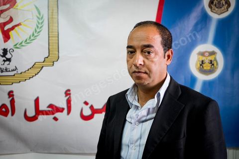 28 octobre 2013 : Nebil Ayari, Secrétaire Général du Syndicat de la Police (SNFSI) dans son bureau. Des centaines de policiers avec des familles de martyrs, des agents révoqués ainsi que de nombreux citoyens ont manifesté ce matin sur l’avenue Bourguiba à Tunis à l'appel du  SNFSI, Syndicat National des Forces de Sécurité Intérieure. Les manifestants ont réclamé davantage de moyens pour combattre le terrorisme. Des obsèques symboliques des policiers morts dans des affrontements avec les terroristes ont été organisées sur la place des martyrs au ministère de l’intérieur.Le SNFSI avait  lancé samedi un véritable ultimatum au gouvernement réclamant le départ des hauts cadres inféodés selon eux aux islamistes et la réintégration de cadres révoqués après la révolution de janvier 2011 sous 48 heures. Cette démarche a été dénoncée et qualifiée de «menace de rébellion» par le MI.