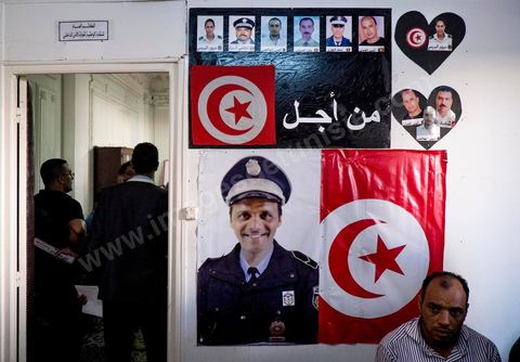 28 octobre 2013 : Affiches des policiers blessés et des postes de police incendiés depuis janvier 2011 dans le hall du syndicat. Des centaines de policiers avec des familles de martyrs, des agents révoqués ainsi que de nombreux citoyens ont manifesté ce matin sur l’avenue Bourguiba à Tunis à l'appel du  SNFSI, Syndicat National des Forces de Sécurité Intérieure. Les manifestants ont réclamé davantage de moyens pour combattre le terrorisme. Des obsèques symboliques des policiers morts dans des affrontements avec les terroristes ont été organisées sur la place des martyrs au ministère de l’intérieur.Le SNFSI avait  lancé samedi un véritable ultimatum au gouvernement réclamant le départ des hauts cadres inféodés selon eux aux islamistes et la réintégration de cadres révoqués après la révolution de janvier 2011 sous 48 heures. Cette démarche a été dénoncée et qualifiée de «menace de rébellion» par le MI.