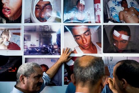 28 octobre 2013 : Affiches des policiers blessés et des postes de police incendiés depuis janvier 2011 dans le hall du syndicat. Des centaines de policiers avec des familles de martyrs, des agents révoqués ainsi que de nombreux citoyens ont manifesté ce matin sur l’avenue Bourguiba à Tunis à l'appel du  SNFSI, Syndicat National des Forces de Sécurité Intérieure. Les manifestants ont réclamé davantage de moyens pour combattre le terrorisme. Des obsèques symboliques des policiers morts dans des affrontements avec les terroristes ont été organisées sur la place des martyrs au ministère de l’intérieur.Le SNFSI avait  lancé samedi un véritable ultimatum au gouvernement réclamant le départ des hauts cadres inféodés selon eux aux islamistes et la réintégration de cadres révoqués après la révolution de janvier 2011 sous 48 heures. Cette démarche a été dénoncée et qualifiée de «menace de rébellion» par le MI.