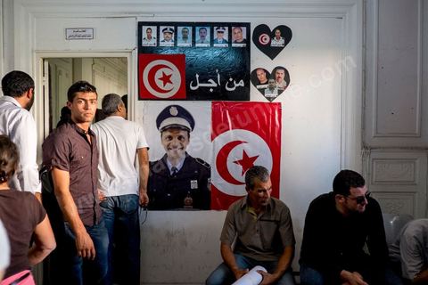 28 octobre 2013 : Des centaines de policiers avec des familles de martyrs, des agents révoqués ainsi que de nombreux citoyens ont manifesté ce matin sur l’avenue Bourguiba à Tunis à l'appel du  SNFSI, Syndicat National des Forces de Sécurité Intérieure. Les manifestants ont réclamé davantage de moyens pour combattre le terrorisme. Des obsèques symboliques des policiers morts dans des affrontements avec les terroristes ont été organisées sur la place des martyrs au ministère de l’intérieur.Le SNFSI avait  lancé samedi un véritable ultimatum au gouvernement réclamant le départ des hauts cadres inféodés selon eux aux islamistes et la réintégration de cadres révoqués après la révolution de janvier 2011 sous 48 heures. Cette démarche a été dénoncée et qualifiée de «menace de rébellion» par le MI.