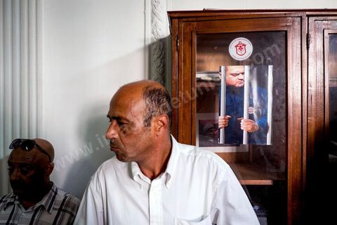28 octobre 2013 : Des centaines de policiers avec des familles de martyrs, des agents révoqués ainsi que de nombreux citoyens ont manifesté ce matin sur l’avenue Bourguiba à Tunis à l'appel du  SNFSI, Syndicat National des Forces de Sécurité Intérieure. Les manifestants ont réclamé davantage de moyens pour combattre le terrorisme. Des obsèques symboliques des policiers morts dans des affrontements avec les terroristes ont été organisées sur la place des martyrs au ministère de l’intérieur.Le SNFSI avait  lancé samedi un véritable ultimatum au gouvernement réclamant le départ des hauts cadres inféodés selon eux aux islamistes et la réintégration de cadres révoqués après la révolution de janvier 2011 sous 48 heures. Cette démarche a été dénoncée et qualifiée de «menace de rébellion» par le MI.