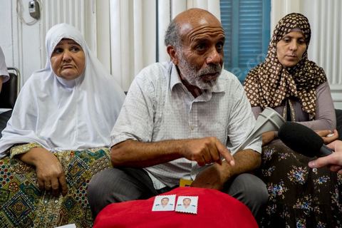 28 octobre 2013 : Des centaines de policiers avec des familles de martyrs, des agents révoqués ainsi que de nombreux citoyens ont manifesté ce matin sur l’avenue Bourguiba à Tunis à l'appel du  SNFSI, Syndicat National des Forces de Sécurité Intérieure. Les manifestants ont réclamé davantage de moyens pour combattre le terrorisme. Des obsèques symboliques des policiers morts dans des affrontements avec les terroristes ont été organisées sur la place des martyrs au ministère de l’intérieur.Le SNFSI avait  lancé samedi un véritable ultimatum au gouvernement réclamant le départ des hauts cadres inféodés selon eux aux islamistes et la réintégration de cadres révoqués après la révolution de janvier 2011 sous 48 heures. Cette démarche a été dénoncée et qualifiée de «menace de rébellion» par le MI.