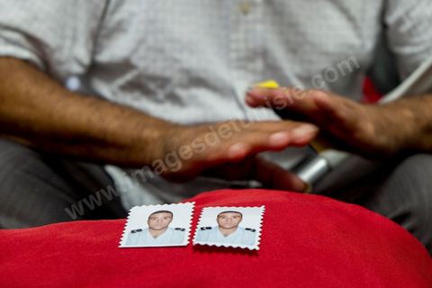 28 octobre 2013 : Famille des martyrs dans le bureau du syndicat. Des centaines de policiers avec des familles de martyrs, des agents révoqués ainsi que de nombreux citoyens ont manifesté ce matin sur l’avenue Bourguiba à Tunis à l'appel du  SNFSI, Syndicat National des Forces de Sécurité Intérieure. Les manifestants ont réclamé davantage de moyens pour combattre le terrorisme. Des obsèques symboliques des policiers morts dans des affrontements avec les terroristes ont été organisées sur la place des martyrs au ministère de l’intérieur.Le SNFSI avait  lancé samedi un véritable ultimatum au gouvernement réclamant le départ des hauts cadres inféodés selon eux aux islamistes et la réintégration de cadres révoqués après la révolution de janvier 2011 sous 48 heures. Cette démarche a été dénoncée et qualifiée de «menace de rébellion» par le MI.