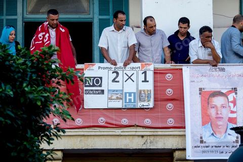 28 octobre 2013 : Des centaines de policiers avec des familles de martyrs, des agents révoqués ainsi que de nombreux citoyens ont manifesté ce matin sur l’avenue Bourguiba à Tunis à l'appel du  SNFSI, Syndicat National des Forces de Sécurité Intérieure. Les manifestants ont réclamé davantage de moyens pour combattre le terrorisme. Des obsèques symboliques des policiers morts dans des affrontements avec les terroristes ont été organisées sur la place des martyrs au ministère de l’intérieur.Le SNFSI avait  lancé samedi un véritable ultimatum au gouvernement réclamant le départ des hauts cadres inféodés selon eux aux islamistes et la réintégration de cadres révoqués après la révolution de janvier 2011 sous 48 heures. Cette démarche a été dénoncée et qualifiée de «menace de rébellion» par le MI.