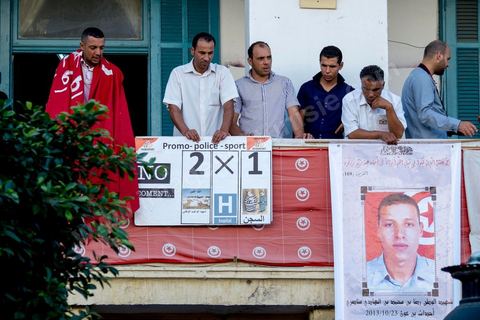 28 octobre 2013 : Des centaines de policiers avec des familles de martyrs, des agents révoqués ainsi que de nombreux citoyens ont manifesté ce matin sur l’avenue Bourguiba à Tunis à l'appel du  SNFSI, Syndicat National des Forces de Sécurité Intérieure. Les manifestants ont réclamé davantage de moyens pour combattre le terrorisme. Des obsèques symboliques des policiers morts dans des affrontements avec les terroristes ont été organisées sur la place des martyrs au ministère de l’intérieur.Le SNFSI avait  lancé samedi un véritable ultimatum au gouvernement réclamant le départ des hauts cadres inféodés selon eux aux islamistes et la réintégration de cadres révoqués après la révolution de janvier 2011 sous 48 heures. Cette démarche a été dénoncée et qualifiée de «menace de rébellion» par le MI.