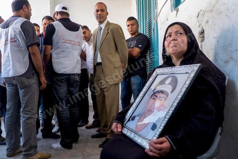 28 octobre 2013 : Mère d'un policier tué en 2011. Des centaines de policiers avec des familles de martyrs, des agents révoqués ainsi que de nombreux citoyens ont manifesté ce matin sur l’avenue Bourguiba à Tunis à l'appel du  SNFSI, Syndicat National des Forces de Sécurité Intérieure. Les manifestants ont réclamé davantage de moyens pour combattre le terrorisme. Des obsèques symboliques des policiers morts dans des affrontements avec les terroristes ont été organisées sur la place des martyrs au ministère de l’intérieur.Le SNFSI avait  lancé samedi un véritable ultimatum au gouvernement réclamant le départ des hauts cadres inféodés selon eux aux islamistes et la réintégration de cadres révoqués après la révolution de janvier 2011 sous 48 heures. Cette démarche a été dénoncée et qualifiée de «menace de rébellion» par le MI.