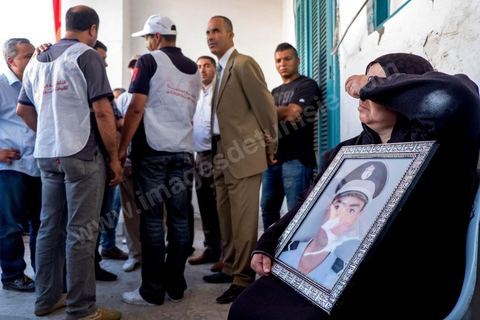 28 octobre 2013 : Mère d'un policier tué en 2011. Des centaines de policiers avec des familles de martyrs, des agents révoqués ainsi que de nombreux citoyens ont manifesté ce matin sur l’avenue Bourguiba à Tunis à l'appel du  SNFSI, Syndicat National des Forces de Sécurité Intérieure. Les manifestants ont réclamé davantage de moyens pour combattre le terrorisme. Des obsèques symboliques des policiers morts dans des affrontements avec les terroristes ont été organisées sur la place des martyrs au ministère de l’intérieur.Le SNFSI avait  lancé samedi un véritable ultimatum au gouvernement réclamant le départ des hauts cadres inféodés selon eux aux islamistes et la réintégration de cadres révoqués après la révolution de janvier 2011 sous 48 heures. Cette démarche a été dénoncée et qualifiée de «menace de rébellion» par le MI.