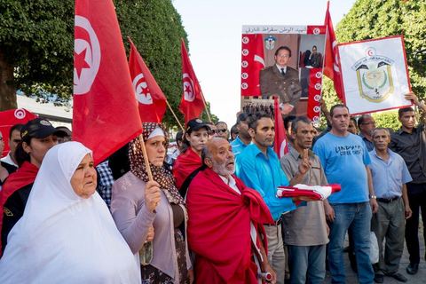 28 octobre 2013 : Des centaines de policiers avec des familles de martyrs, des agents révoqués ainsi que de nombreux citoyens ont manifesté ce matin sur l’avenue Bourguiba à Tunis à l'appel du  SNFSI, Syndicat National des Forces de Sécurité Intérieure. Les manifestants ont réclamé davantage de moyens pour combattre le terrorisme. Des obsèques symboliques des policiers morts dans des affrontements avec les terroristes ont été organisées sur la place des martyrs au ministère de l’intérieur.Le SNFSI avait  lancé samedi un véritable ultimatum au gouvernement réclamant le départ des hauts cadres inféodés selon eux aux islamistes et la réintégration de cadres révoqués après la révolution de janvier 2011 sous 48 heures. Cette démarche a été dénoncée et qualifiée de «menace de rébellion» par le MI.