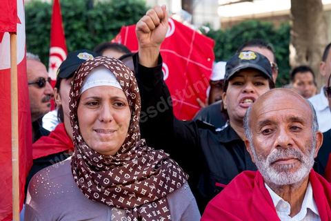 28 octobre 2013 : Des centaines de policiers avec des familles de martyrs, des agents révoqués ainsi que de nombreux citoyens ont manifesté ce matin sur l’avenue Bourguiba à Tunis à l'appel du  SNFSI, Syndicat National des Forces de Sécurité Intérieure. Les manifestants ont réclamé davantage de moyens pour combattre le terrorisme. Des obsèques symboliques des policiers morts dans des affrontements avec les terroristes ont été organisées sur la place des martyrs au ministère de l’intérieur.Le SNFSI avait  lancé samedi un véritable ultimatum au gouvernement réclamant le départ des hauts cadres inféodés selon eux aux islamistes et la réintégration de cadres révoqués après la révolution de janvier 2011 sous 48 heures. Cette démarche a été dénoncée et qualifiée de «menace de rébellion» par le MI.