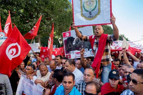 28 octobre 2013 : Des centaines de policiers avec des familles de martyrs, des agents révoqués ainsi que de nombreux citoyens ont manifesté ce matin sur l’avenue Bourguiba à Tunis à l'appel du  SNFSI, Syndicat National des Forces de Sécurité Intérieure. Les manifestants ont réclamé davantage de moyens pour combattre le terrorisme. Des obsèques symboliques des policiers morts dans des affrontements avec les terroristes ont été organisées sur la place des martyrs au ministère de l’intérieur.Le SNFSI avait  lancé samedi un véritable ultimatum au gouvernement réclamant le départ des hauts cadres inféodés selon eux aux islamistes et la réintégration de cadres révoqués après la révolution de janvier 2011 sous 48 heures. Cette démarche a été dénoncée et qualifiée de «menace de rébellion» par le MI.