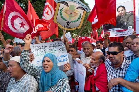 28 octobre 2013 : Des centaines de policiers avec des familles de martyrs, des agents révoqués ainsi que de nombreux citoyens ont manifesté ce matin sur l’avenue Bourguiba à Tunis à l'appel du  SNFSI, Syndicat National des Forces de Sécurité Intérieure. Les manifestants ont réclamé davantage de moyens pour combattre le terrorisme. Des obsèques symboliques des policiers morts dans des affrontements avec les terroristes ont été organisées sur la place des martyrs au ministère de l’intérieur.Le SNFSI avait  lancé samedi un véritable ultimatum au gouvernement réclamant le départ des hauts cadres inféodés selon eux aux islamistes et la réintégration de cadres révoqués après la révolution de janvier 2011 sous 48 heures. Cette démarche a été dénoncée et qualifiée de «menace de rébellion» par le MI.