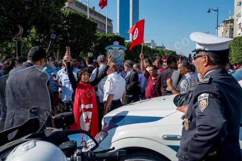 28 octobre 2013 : Des centaines de policiers avec des familles de martyrs, des agents révoqués ainsi que de nombreux citoyens ont manifesté ce matin sur l’avenue Bourguiba à Tunis à l'appel du  SNFSI, Syndicat National des Forces de Sécurité Intérieure. Les manifestants ont réclamé davantage de moyens pour combattre le terrorisme. Des obsèques symboliques des policiers morts dans des affrontements avec les terroristes ont été organisées sur la place des martyrs au ministère de l’intérieur.Le SNFSI avait  lancé samedi un véritable ultimatum au gouvernement réclamant le départ des hauts cadres inféodés selon eux aux islamistes et la réintégration de cadres révoqués après la révolution de janvier 2011 sous 48 heures. Cette démarche a été dénoncée et qualifiée de «menace de rébellion» par le MI.