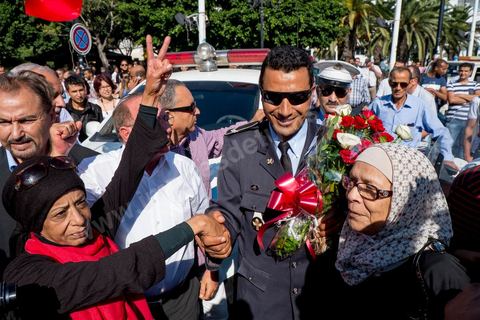 28 octobre 2013 : Des centaines de policiers avec des familles de martyrs, des agents révoqués ainsi que de nombreux citoyens ont manifesté ce matin sur l’avenue Bourguiba à Tunis à l'appel du  SNFSI, Syndicat National des Forces de Sécurité Intérieure. Les manifestants ont réclamé davantage de moyens pour combattre le terrorisme. Des obsèques symboliques des policiers morts dans des affrontements avec les terroristes ont été organisées sur la place des martyrs au ministère de l’intérieur.Le SNFSI avait  lancé samedi un véritable ultimatum au gouvernement réclamant le départ des hauts cadres inféodés selon eux aux islamistes et la réintégration de cadres révoqués après la révolution de janvier 2011 sous 48 heures. Cette démarche a été dénoncée et qualifiée de «menace de rébellion» par le MI.