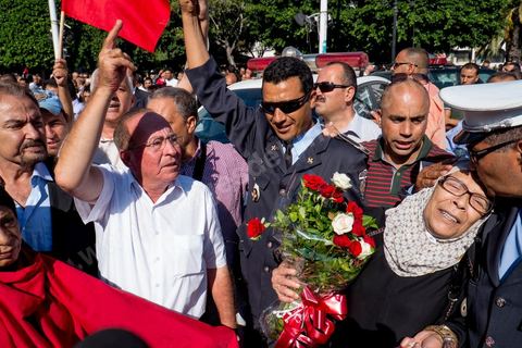 28 octobre 2013 : Des centaines de policiers avec des familles de martyrs, des agents révoqués ainsi que de nombreux citoyens ont manifesté ce matin sur l’avenue Bourguiba à Tunis à l'appel du  SNFSI, Syndicat National des Forces de Sécurité Intérieure. Les manifestants ont réclamé davantage de moyens pour combattre le terrorisme. Des obsèques symboliques des policiers morts dans des affrontements avec les terroristes ont été organisées sur la place des martyrs au ministère de l’intérieur.Le SNFSI avait  lancé samedi un véritable ultimatum au gouvernement réclamant le départ des hauts cadres inféodés selon eux aux islamistes et la réintégration de cadres révoqués après la révolution de janvier 2011 sous 48 heures. Cette démarche a été dénoncée et qualifiée de «menace de rébellion» par le MI.