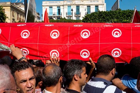 28 octobre 2013 : Des centaines de policiers avec des familles de martyrs, des agents révoqués ainsi que de nombreux citoyens ont manifesté ce matin sur l’avenue Bourguiba à Tunis à l'appel du  SNFSI, Syndicat National des Forces de Sécurité Intérieure. Les manifestants ont réclamé davantage de moyens pour combattre le terrorisme. Des obsèques symboliques des policiers morts dans des affrontements avec les terroristes ont été organisées sur la place des martyrs au ministère de l’intérieur.Le SNFSI avait  lancé samedi un véritable ultimatum au gouvernement réclamant le départ des hauts cadres inféodés selon eux aux islamistes et la réintégration de cadres révoqués après la révolution de janvier 2011 sous 48 heures. Cette démarche a été dénoncée et qualifiée de «menace de rébellion» par le MI.