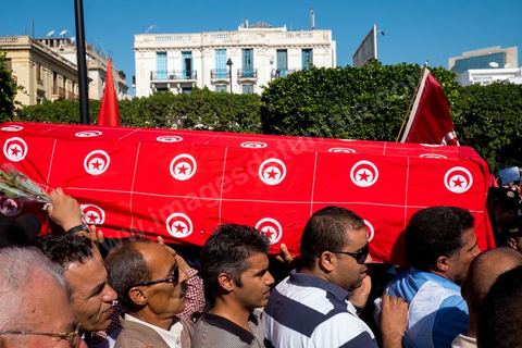 28 octobre 2013 : Des centaines de policiers avec des familles de martyrs, des agents révoqués ainsi que de nombreux citoyens ont manifesté ce matin sur l’avenue Bourguiba à Tunis à l'appel du  SNFSI, Syndicat National des Forces de Sécurité Intérieure. Les manifestants ont réclamé davantage de moyens pour combattre le terrorisme. Des obsèques symboliques des policiers morts dans des affrontements avec les terroristes ont été organisées sur la place des martyrs au ministère de l’intérieur.Le SNFSI avait  lancé samedi un véritable ultimatum au gouvernement réclamant le départ des hauts cadres inféodés selon eux aux islamistes et la réintégration de cadres révoqués après la révolution de janvier 2011 sous 48 heures. Cette démarche a été dénoncée et qualifiée de «menace de rébellion» par le MI.