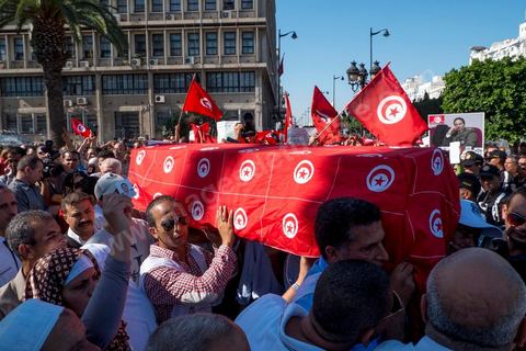 28 octobre 2013 : Des centaines de policiers avec des familles de martyrs, des agents révoqués ainsi que de nombreux citoyens ont manifesté ce matin sur l’avenue Bourguiba à Tunis à l'appel du  SNFSI, Syndicat National des Forces de Sécurité Intérieure. Les manifestants ont réclamé davantage de moyens pour combattre le terrorisme. Des obsèques symboliques des policiers morts dans des affrontements avec les terroristes ont été organisées sur la place des martyrs au ministère de l’intérieur.Le SNFSI avait  lancé samedi un véritable ultimatum au gouvernement réclamant le départ des hauts cadres inféodés selon eux aux islamistes et la réintégration de cadres révoqués après la révolution de janvier 2011 sous 48 heures. Cette démarche a été dénoncée et qualifiée de «menace de rébellion» par le MI.