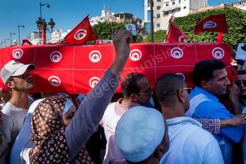 28 octobre 2013 : Des centaines de policiers avec des familles de martyrs, des agents révoqués ainsi que de nombreux citoyens ont manifesté ce matin sur l’avenue Bourguiba à Tunis à l'appel du  SNFSI, Syndicat National des Forces de Sécurité Intérieure. Les manifestants ont réclamé davantage de moyens pour combattre le terrorisme. Des obsèques symboliques des policiers morts dans des affrontements avec les terroristes ont été organisées sur la place des martyrs au ministère de l’intérieur.Le SNFSI avait  lancé samedi un véritable ultimatum au gouvernement réclamant le départ des hauts cadres inféodés selon eux aux islamistes et la réintégration de cadres révoqués après la révolution de janvier 2011 sous 48 heures. Cette démarche a été dénoncée et qualifiée de «menace de rébellion» par le MI.
