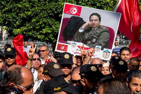 28 octobre 2013 : Un des policiers assassiné la semaine dernière. Des centaines de policiers avec des familles de martyrs, des agents révoqués ainsi que de nombreux citoyens ont manifesté ce matin sur l’avenue Bourguiba à Tunis à l'appel du  SNFSI, Syndicat National des Forces de Sécurité Intérieure. Les manifestants ont réclamé davantage de moyens pour combattre le terrorisme. Des obsèques symboliques des policiers morts dans des affrontements avec les terroristes ont été organisées sur la place des martyrs au ministère de l’intérieur.Le SNFSI avait  lancé samedi un véritable ultimatum au gouvernement réclamant le départ des hauts cadres inféodés selon eux aux islamistes et la réintégration de cadres révoqués après la révolution de janvier 2011 sous 48 heures. Cette démarche a été dénoncée et qualifiée de «menace de rébellion» par le MI.