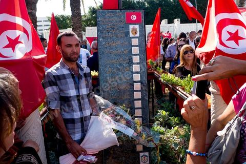 28 octobre 2013 : Des centaines de policiers avec des familles de martyrs, des agents révoqués ainsi que de nombreux citoyens ont manifesté ce matin sur l’avenue Bourguiba à Tunis à l'appel du  SNFSI, Syndicat National des Forces de Sécurité Intérieure. Les manifestants ont réclamé davantage de moyens pour combattre le terrorisme. Des obsèques symboliques des policiers morts dans des affrontements avec les terroristes ont été organisées sur la place des martyrs au ministère de l’intérieur.Le SNFSI avait  lancé samedi un véritable ultimatum au gouvernement réclamant le départ des hauts cadres inféodés selon eux aux islamistes et la réintégration de cadres révoqués après la révolution de janvier 2011 sous 48 heures. Cette démarche a été dénoncée et qualifiée de «menace de rébellion» par le MI.