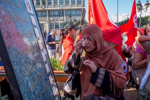 28 octobre 2013 : Des centaines de policiers avec des familles de martyrs, des agents révoqués ainsi que de nombreux citoyens ont manifesté ce matin sur l’avenue Bourguiba à Tunis à l'appel du  SNFSI, Syndicat National des Forces de Sécurité Intérieure. Les manifestants ont réclamé davantage de moyens pour combattre le terrorisme. Des obsèques symboliques des policiers morts dans des affrontements avec les terroristes ont été organisées sur la place des martyrs au ministère de l’intérieur.Le SNFSI avait  lancé samedi un véritable ultimatum au gouvernement réclamant le départ des hauts cadres inféodés selon eux aux islamistes et la réintégration de cadres révoqués après la révolution de janvier 2011 sous 48 heures. Cette démarche a été dénoncée et qualifiée de «menace de rébellion» par le MI.