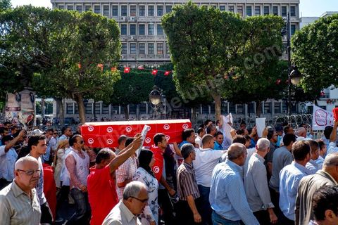 28 octobre 2013 : Des centaines de policiers avec des familles de martyrs, des agents révoqués ainsi que de nombreux citoyens ont manifesté ce matin sur l’avenue Bourguiba à Tunis à l'appel du  SNFSI, Syndicat National des Forces de Sécurité Intérieure. Les manifestants ont réclamé davantage de moyens pour combattre le terrorisme. Des obsèques symboliques des policiers morts dans des affrontements avec les terroristes ont été organisées sur la place des martyrs au ministère de l’intérieur.Le SNFSI avait  lancé samedi un véritable ultimatum au gouvernement réclamant le départ des hauts cadres inféodés selon eux aux islamistes et la réintégration de cadres révoqués après la révolution de janvier 2011 sous 48 heures. Cette démarche a été dénoncée et qualifiée de «menace de rébellion» par le MI.