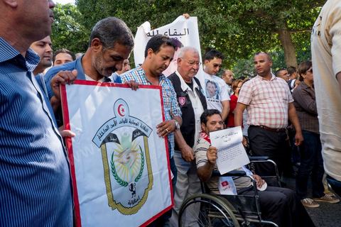 28 octobre 2013 : Des centaines de policiers avec des familles de martyrs, des agents révoqués ainsi que de nombreux citoyens ont manifesté ce matin sur l’avenue Bourguiba à Tunis à l'appel du  SNFSI, Syndicat National des Forces de Sécurité Intérieure. Les manifestants ont réclamé davantage de moyens pour combattre le terrorisme. Des obsèques symboliques des policiers morts dans des affrontements avec les terroristes ont été organisées sur la place des martyrs au ministère de l’intérieur.Le SNFSI avait  lancé samedi un véritable ultimatum au gouvernement réclamant le départ des hauts cadres inféodés selon eux aux islamistes et la réintégration de cadres révoqués après la révolution de janvier 2011 sous 48 heures. Cette démarche a été dénoncée et qualifiée de «menace de rébellion» par le MI.
