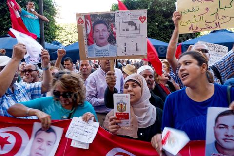 28 octobre 2013 : Des centaines de policiers avec des familles de martyrs, des agents révoqués ainsi que de nombreux citoyens ont manifesté ce matin sur l’avenue Bourguiba à Tunis à l'appel du  SNFSI, Syndicat National des Forces de Sécurité Intérieure. Les manifestants ont réclamé davantage de moyens pour combattre le terrorisme. Des obsèques symboliques des policiers morts dans des affrontements avec les terroristes ont été organisées sur la place des martyrs au ministère de l’intérieur.Le SNFSI avait  lancé samedi un véritable ultimatum au gouvernement réclamant le départ des hauts cadres inféodés selon eux aux islamistes et la réintégration de cadres révoqués après la révolution de janvier 2011 sous 48 heures. Cette démarche a été dénoncée et qualifiée de «menace de rébellion» par le MI.