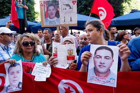 28 octobre 2013 : Des centaines de policiers avec des familles de martyrs, des agents révoqués ainsi que de nombreux citoyens ont manifesté ce matin sur l’avenue Bourguiba à Tunis à l'appel du  SNFSI, Syndicat National des Forces de Sécurité Intérieure. Les manifestants ont réclamé davantage de moyens pour combattre le terrorisme. Des obsèques symboliques des policiers morts dans des affrontements avec les terroristes ont été organisées sur la place des martyrs au ministère de l’intérieur.Le SNFSI avait  lancé samedi un véritable ultimatum au gouvernement réclamant le départ des hauts cadres inféodés selon eux aux islamistes et la réintégration de cadres révoqués après la révolution de janvier 2011 sous 48 heures. Cette démarche a été dénoncée et qualifiée de «menace de rébellion» par le MI.