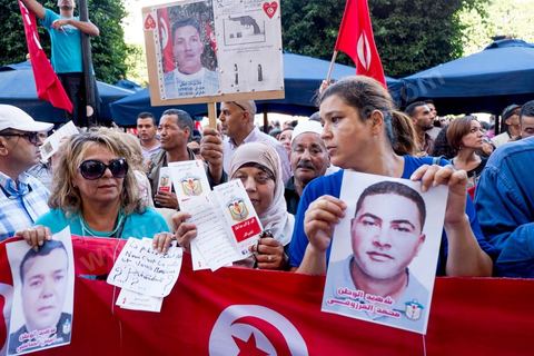 28 octobre 2013 : Des centaines de policiers avec des familles de martyrs, des agents révoqués ainsi que de nombreux citoyens ont manifesté ce matin sur l’avenue Bourguiba à Tunis à l'appel du  SNFSI, Syndicat National des Forces de Sécurité Intérieure. Les manifestants ont réclamé davantage de moyens pour combattre le terrorisme. Des obsèques symboliques des policiers morts dans des affrontements avec les terroristes ont été organisées sur la place des martyrs au ministère de l’intérieur.Le SNFSI avait  lancé samedi un véritable ultimatum au gouvernement réclamant le départ des hauts cadres inféodés selon eux aux islamistes et la réintégration de cadres révoqués après la révolution de janvier 2011 sous 48 heures. Cette démarche a été dénoncée et qualifiée de «menace de rébellion» par le MI.