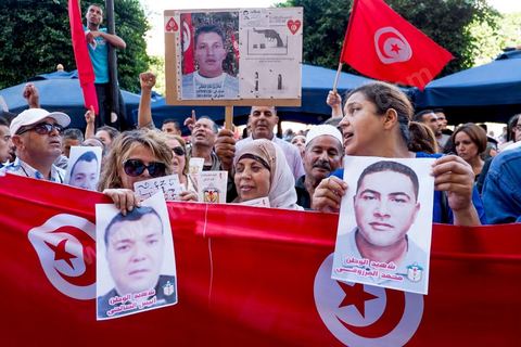 28 octobre 2013 : Des centaines de policiers avec des familles de martyrs, des agents révoqués ainsi que de nombreux citoyens ont manifesté ce matin sur l’avenue Bourguiba à Tunis à l'appel du  SNFSI, Syndicat National des Forces de Sécurité Intérieure. Les manifestants ont réclamé davantage de moyens pour combattre le terrorisme. Des obsèques symboliques des policiers morts dans des affrontements avec les terroristes ont été organisées sur la place des martyrs au ministère de l’intérieur.Le SNFSI avait  lancé samedi un véritable ultimatum au gouvernement réclamant le départ des hauts cadres inféodés selon eux aux islamistes et la réintégration de cadres révoqués après la révolution de janvier 2011 sous 48 heures. Cette démarche a été dénoncée et qualifiée de «menace de rébellion» par le MI.