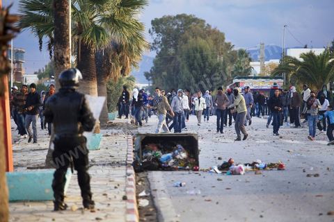 27 novembre 2013 : La ville de Siliana a observé mercredi une grève générale en commémoration du soulèvement des habitants de la région en novembre 2012 pour revendiquer le droit à un développement équitable. Des manifestants ont jeté des pierres sur les forces sécuritaires blessant 50 policiers et  endommageant 10 fourgons de police. Les forces de sécurité ont pourchassé les manifestants jusque dans les quartiers de la ville en usant de gaz lacrymogène. Des barrages de pneus en feu et de ferraille ont été dressés par les manifestants sur l'axe principal de Siliana et les rues étaient jonchées de projectiles.