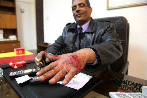 27 novembre 2013 : La ville de Siliana a observé mercredi une grève générale en commémoration du soulèvement des habitants de la région en novembre 2012 pour revendiquer le droit à un développement équitable. Des manifestants ont jeté des pierres sur les forces sécuritaires blessant 50 policiers et  endommageant 10 fourgons de police. Les forces de sécurité ont pourchassé les manifestants jusque dans les quartiers de la ville en usant de gaz lacrymogène. Des barrages de pneus en feu et de ferraille ont été dressés par les manifestants sur l'axe principal de Siliana et les rues étaient jonchées de projectiles.