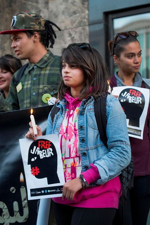 December 13, 2013: A rally and march in support of Jabeur Mejri were organized yesterday by the Tunisian Association of Democratic Women (ATFD), the Jabeur Support Committee (Movement 13), the International Federation for Human Rights (FIDH), the Euro-Med Network, the Tunisian Human Rights League (LTDH), the Défi Association, and the Tunisian Organization for Citizenship (OTC). Sentenced in the first instance on March 28, 2012, and then on appeal on June 25 of that year, to seven and a half years in prison for posting cartoons deemed blasphemous on his Facebook wall, Jabeur Mejri can now only count on a presidential pardon to regain his freedom (he has decided not to appeal to the Court of Cassation). All his supporters had hoped that International Human Rights Day on December 10 would provide the ideal opportunity for such an act of clemency. Once again, their hopes have been dashed.