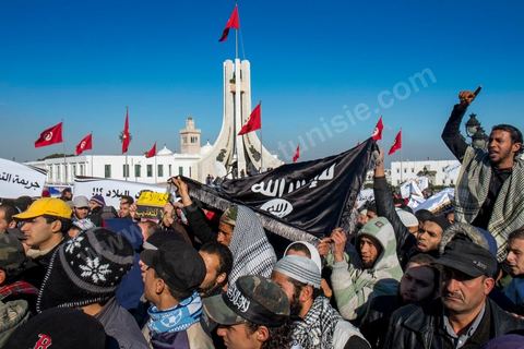 17 décembre 2013 : les sympathisants de l'organisation décrétée comme terrosriste d'Ansar El Chariaa. Quelques centaines de personnes ont répondu à l’appel de l’organisation Ansar Chariâa pour manifester à la Kasbah en commémoration du 17 décembre, date du début de la révolution tunisienne mais aussi et surtout pour prévenir du retour à la représeeion contre leur organisation. Les manifestants sont essentiellement composés de sympathisants du mouvement Ansar Chariâa et de quelques membres des ligues de protection de la révolution. Une présence policière imposante a été constatée sur les lieux et les participants à cette manifestation ont été systématiquement fouillés par les organisateurs.