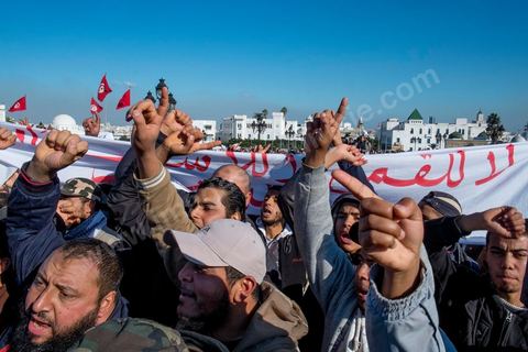 17 décembre 2013 : les sympathisants de l'organisation décrétée comme terrosriste d'Ansar El Chariaa. Quelques centaines de personnes ont répondu à l’appel de l’organisation Ansar Chariâa pour manifester à la Kasbah en commémoration du 17 décembre, date du début de la révolution tunisienne mais aussi et surtout pour prévenir du retour à la représeeion contre leur organisation. Les manifestants sont essentiellement composés de sympathisants du mouvement Ansar Chariâa et de quelques membres des ligues de protection de la révolution. Une présence policière imposante a été constatée sur les lieux et les participants à cette manifestation ont été systématiquement fouillés par les organisateurs.