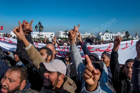 17 décembre 2013 : les sympathisants de l'organisation décrétée comme terrosriste d'Ansar El Chariaa. Quelques centaines de personnes ont répondu à l’appel de l’organisation Ansar Chariâa pour manifester à la Kasbah en commémoration du 17 décembre, date du début de la révolution tunisienne mais aussi et surtout pour prévenir du retour à la représeeion contre leur organisation. Les manifestants sont essentiellement composés de sympathisants du mouvement Ansar Chariâa et de quelques membres des ligues de protection de la révolution. Une présence policière imposante a été constatée sur les lieux et les participants à cette manifestation ont été systématiquement fouillés par les organisateurs.