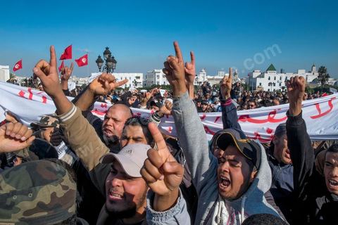17 décembre 2013 : les sympathisants de l'organisation décrétée comme terrosriste d'Ansar El Chariaa. Quelques centaines de personnes ont répondu à l’appel de l’organisation Ansar Chariâa pour manifester à la Kasbah en commémoration du 17 décembre, date du début de la révolution tunisienne mais aussi et surtout pour prévenir du retour à la représeeion contre leur organisation. Les manifestants sont essentiellement composés de sympathisants du mouvement Ansar Chariâa et de quelques membres des ligues de protection de la révolution. Une présence policière imposante a été constatée sur les lieux et les participants à cette manifestation ont été systématiquement fouillés par les organisateurs.