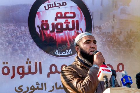 17 décembre 2013 : L'imam Bouji, un des proches d'Ansar El Chariaa. Quelques centaines de personnes ont répondu à l’appel de l’organisation Ansar Chariâa pour manifester à la Kasbah en commémoration du 17 décembre, date du début de la révolution tunisienne mais aussi et surtout pour prévenir du retour à la représeeion contre leur organisation. Les manifestants sont essentiellement composés de sympathisants du mouvement Ansar Chariâa et de quelques membres des ligues de protection de la révolution. Une présence policière imposante a été constatée sur les lieux et les participants à cette manifestation ont été systématiquement fouillés par les organisateurs.