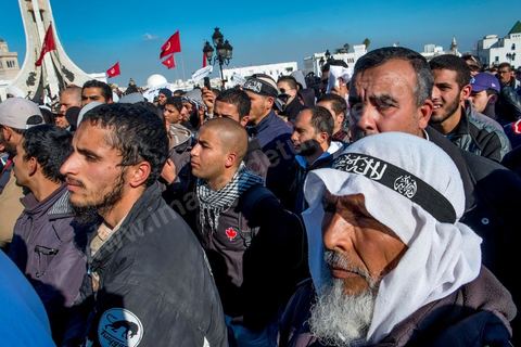 17 décembre 2013 : les sympathisants de l'organisation décrétée comme terrosriste d'Ansar El Chariaa. Quelques centaines de personnes ont répondu à l’appel de l’organisation Ansar Chariâa pour manifester à la Kasbah en commémoration du 17 décembre, date du début de la révolution tunisienne mais aussi et surtout pour prévenir du retour à la représeeion contre leur organisation. Les manifestants sont essentiellement composés de sympathisants du mouvement Ansar Chariâa et de quelques membres des ligues de protection de la révolution. Une présence policière imposante a été constatée sur les lieux et les participants à cette manifestation ont été systématiquement fouillés par les organisateurs.