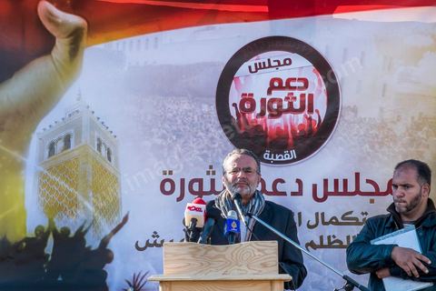 17 décembre 2013 : Raouf Ayadi, député de l'ANC, déplore sur l'estrade le classement de l'organisation Ansar El Charia comme organisation terrosite par le gouvernement en place. quelques centaines de personnes ont répondu à l’appel de l’organisation Ansar Chariâa pour manifester à la Kasbah en commémoration du 17 décembre, date du début de la révolution tunisienne mais aussi et surtout pour prévenir du retour à la représeeion contre leur organisation. Les manifestants sont essentiellement composés de sympathisants du mouvement Ansar Chariâa et de quelques membres des ligues de protection de la révolution. Une présence policière imposante a été constatée sur les lieux et les participants à cette manifestation ont été systématiquement fouillés par les organisateurs.