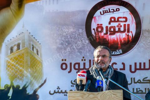 17 décembre 2013 : Raouf Ayadi, député de l'ANC, déplore sur l'estrade le classement de l'organisation Ansar El Charia comme organisation terrosite par le gouvernement en place. quelques centaines de personnes ont répondu à l’appel de l’organisation Ansar Chariâa pour manifester à la Kasbah en commémoration du 17 décembre, date du début de la révolution tunisienne mais aussi et surtout pour prévenir du retour à la représeeion contre leur organisation. Les manifestants sont essentiellement composés de sympathisants du mouvement Ansar Chariâa et de quelques membres des ligues de protection de la révolution. Une présence policière imposante a été constatée sur les lieux et les participants à cette manifestation ont été systématiquement fouillés par les organisateurs.
