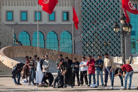 17 décembre 2013 : Prières sur la place de la Kasbah. Quelques centaines de personnes ont répondu à l’appel de l’organisation Ansar Chariâa pour manifester à la Kasbah en commémoration du 17 décembre, date du début de la révolution tunisienne mais aussi et surtout pour prévenir du retour à la représeeion contre leur organisation. Les manifestants sont essentiellement composés de sympathisants du mouvement Ansar Chariâa et de quelques membres des ligues de protection de la révolution. Une présence policière imposante a été constatée sur les lieux et les participants à cette manifestation ont été systématiquement fouillés par les organisateurs.